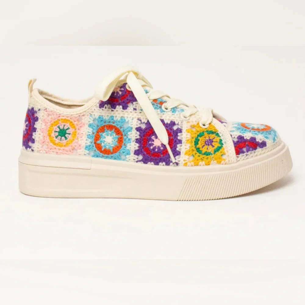 MATA WOMENS MULTI-COLOR CROCHET PATTERNED PLATFORM SNEAKERS SIZE 8 LIKE NEW